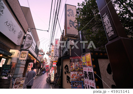 日本の東京都市景観 中野駅北口・中野サンモール商店街の裏路地にある飲屋街 日本の東京都市景観 中野駅北口・中野サンモール商店街の裏路地にある飲屋街 45915141