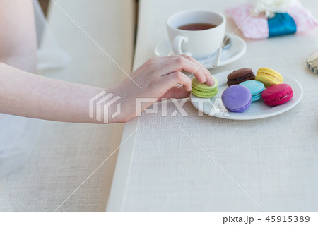 wedding rings with macaroons 45915389