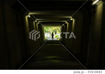 歩行者用トンネルと自転車シルエット 45919083