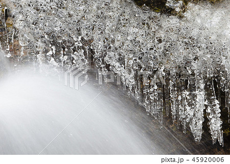 氷柱-2・小さな谷川にできる氷柱は優しい表情の光景。 45920006