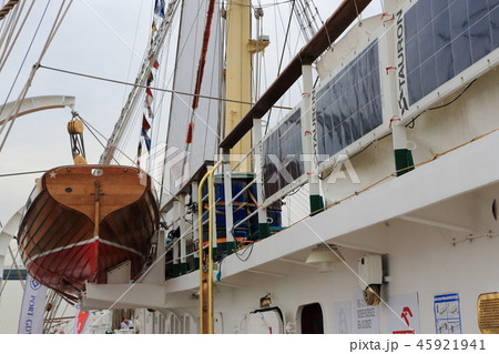 大阪港天保山岸壁に停泊中のポーランド帆船ダル・ムウォジェジのボート 45921941