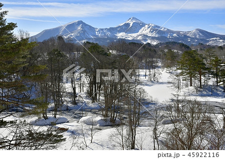 冬の裏磐梯 氷結の中瀬沼と磐梯山 冬の裏磐梯 氷結の中瀬沼と磐梯山 45922116