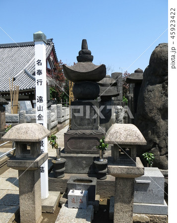 豊島区の本妙寺にある江戸町奉行・遠山金四郎景元の墓 豊島区の本妙寺にある江戸町奉行・遠山金四郎景元の墓 45923422