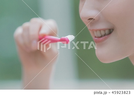 young woman 45923823