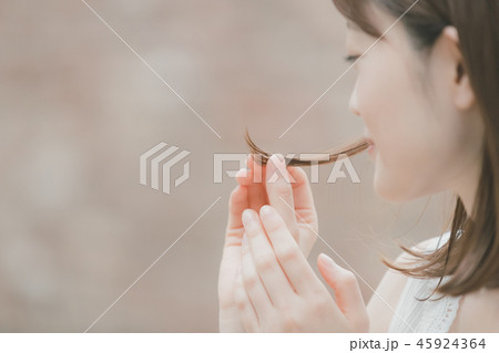 young woman 45924364