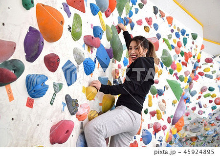 ボルダリングを楽しむ女性 45924895