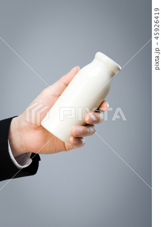 牛乳 牛乳瓶 手 45926419