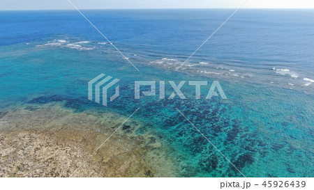 沖縄のコバルトブルー色の海 45926439