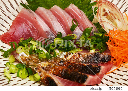 脂ののった鰹の刺身 45926994