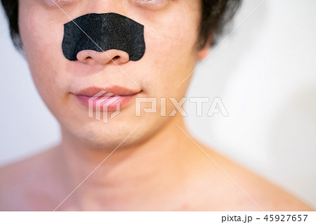 鼻パックをする男性 45927657