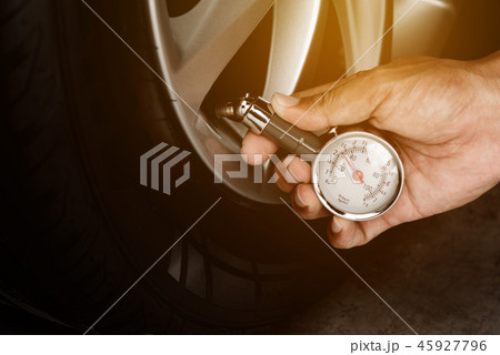 Hand holding gauge measurement pressure   45927796