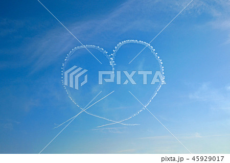 ブルーインパルス　大空に描かれた見事なバーティカルキューピット 45929017