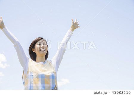 園児に手を振る保母さん 45932510