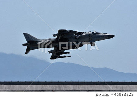 米海兵隊岩国基地を離陸する攻撃機AV-8BハリアーⅡ 45933225