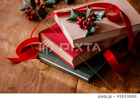 クリスマスに本を贈る 45933600