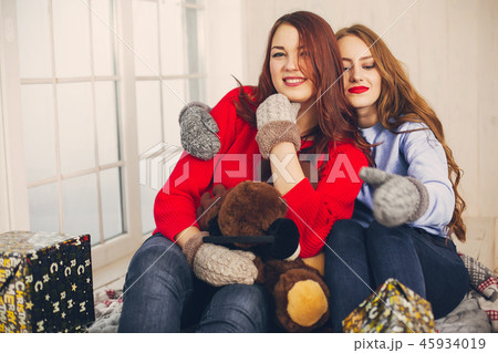 festive ladies 45934019