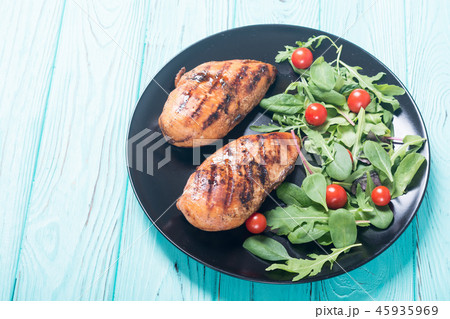 Grilled chicken with spinath and tomatoes salad Grilled chicken with spinath and tomatoes salad 45935969