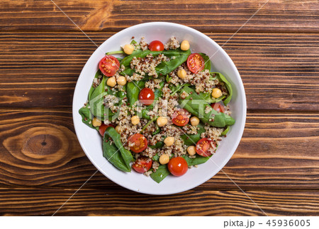 Spinach salad with quinoa , tomatoes and chickpea 45936005