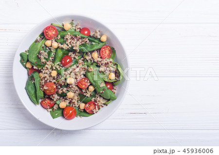 Spinach salad with quinoa , tomatoes and chickpea Spinach salad with quinoa , tomatoes and chickpea 45936006