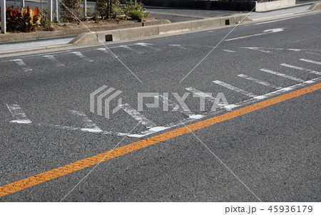 道路標示 規制標示 停止禁止部分 と 黄色のセンターライン の写真素材