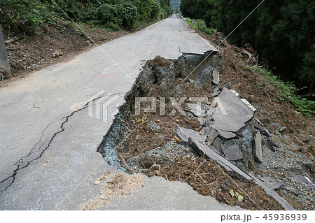 道路の土砂崩れ 道路の土砂崩れ 45936939