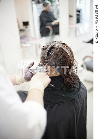 美容室シーン ヘアカラーメージ perming 写真素材 美容室シーン ヘアカラーメージ perming 写真素材 45938994