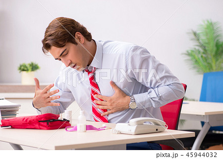 Man with first aid kit in the office 45944032