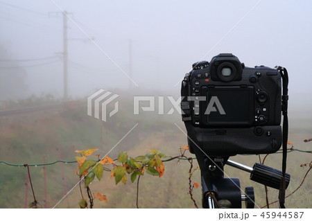 カメラ　機材　撮影位置　撮影　田園　霧　濃霧　丹波霧　一眼　一眼レフ　レンズ　 45944587