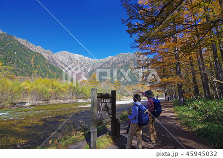 秋の上高地（梓川沿いの風景） 45945032