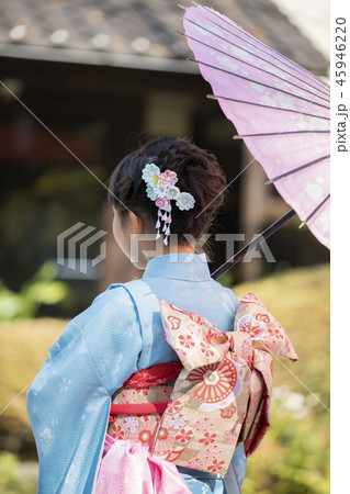 傘を差す着物姿女の子後ろ姿 七五三イメージの写真素材