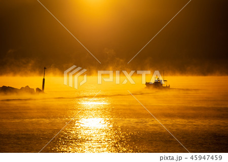 朝焼けに出漁 45947459