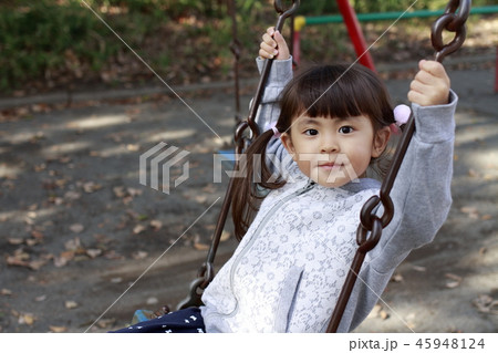 ブランコで遊ぶ幼児(4歳児) 45948124