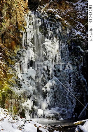 初冬の虹の滝 45948295