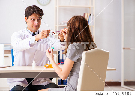 Young woman visiting male doctor ophthalmologist in hospital 45949189