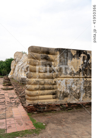 タイ・アユタヤ遺跡 ワット・ローカヤスターラームの涅槃仏　足クローズアップ 45950366