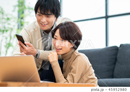 若い夫婦（パソコンースマホ） 45952980