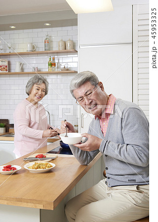 夫婦 高齢者 老人 45953325