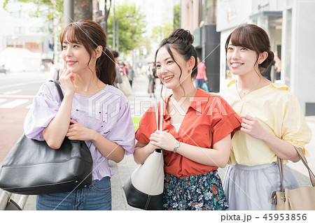 ショッピングをする女友達 若い日本人女性 45953856