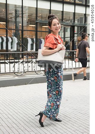 渋谷でショッピングをする若い日本人女性 渋谷でショッピングをする若い日本人女性 45954016