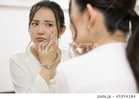 肌荒れを気にする若いビジネスウーマン 45954184