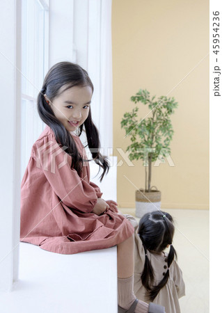 子供 女の子 窓際 45954236