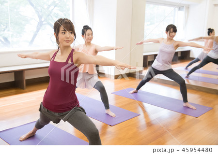 スタジオでヨガをする若い日本人女性 45954480