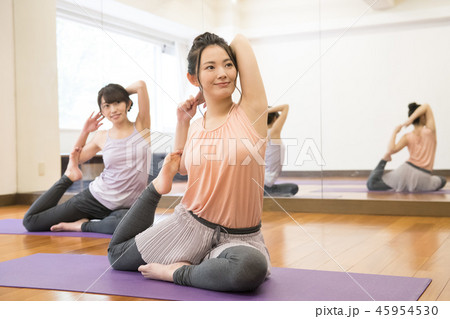 ヨガをする若い日本人女性 鳩のポーズ ヨガをする若い日本人女性 鳩のポーズ 45954530