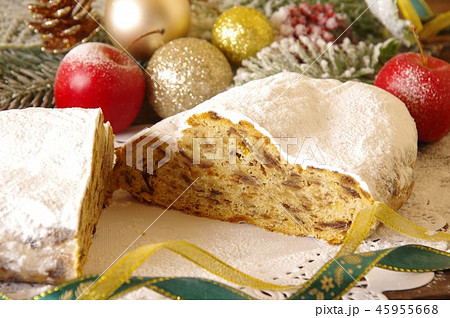 シュトーレン ドイツの焼き菓子 ドイツ菓子 クリスマスのお菓子 シュトレンの写真素材