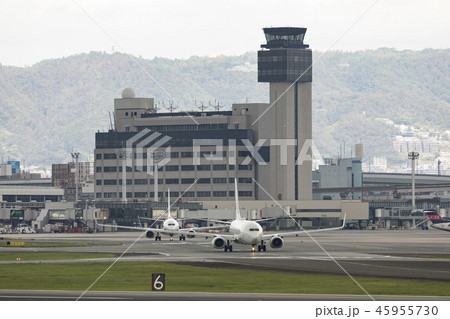 大阪国際空港のターミナルとタキシング中の旅客機 大阪国際空港のターミナルとタキシング中の旅客機 45955730