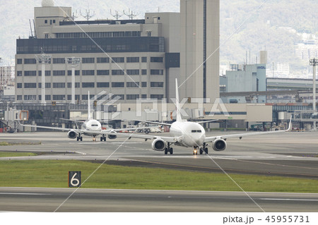 大阪国際空港のターミナルとタキシング中の旅客機 45955731