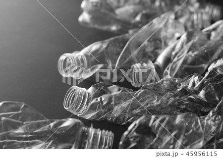 黒い背景の中の潰れたペットボトル 45956115