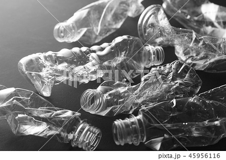 黒い背景の中の潰れたペットボトルの写真素材 [45956116] - PIXTA