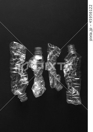 黒い背景の中の潰れたペットボトル 45956122