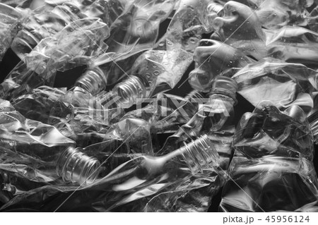 黒い背景の中の潰れたペットボトル 45956124